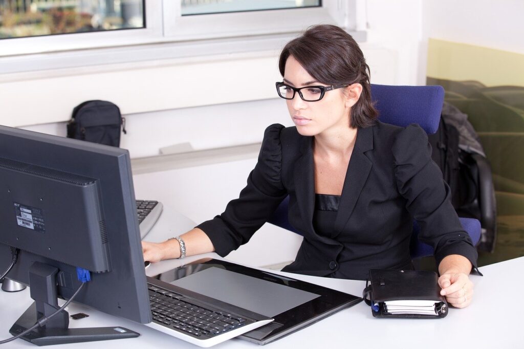メガネをかけてパソコン作業する女性