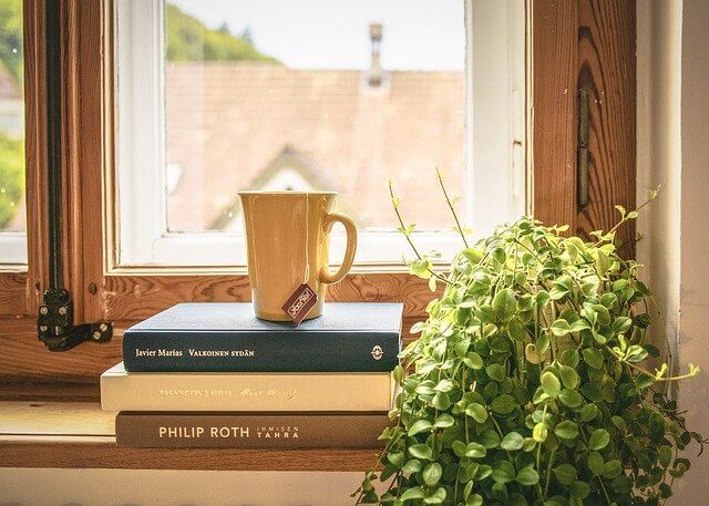窓辺のコーヒーカップ