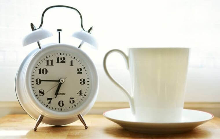 コーヒーカップと時計