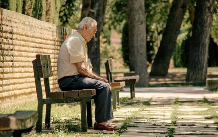 寂しそうにベンチに座るおじいちゃん